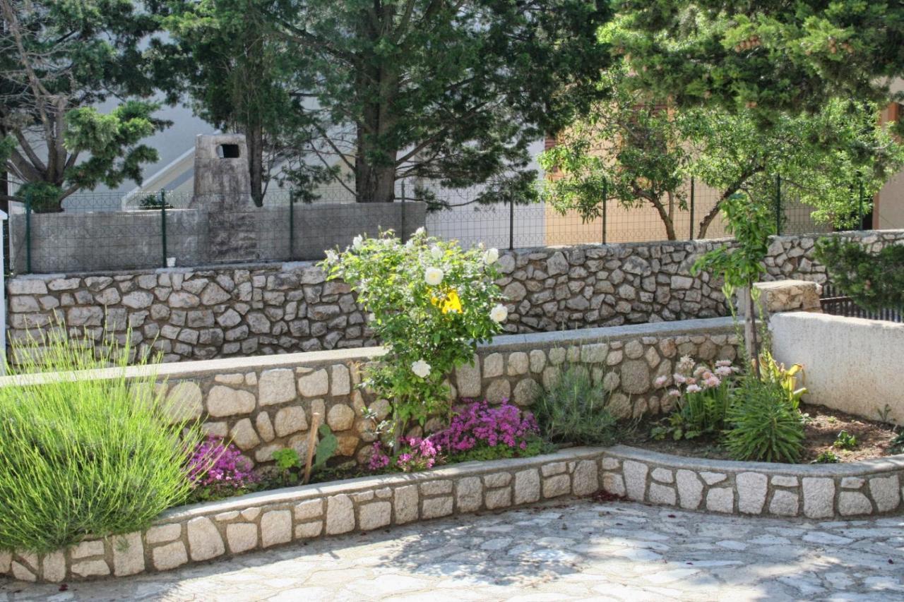Apartments By The Sea Mandre, Pag - 3084 Kolan Exterior photo