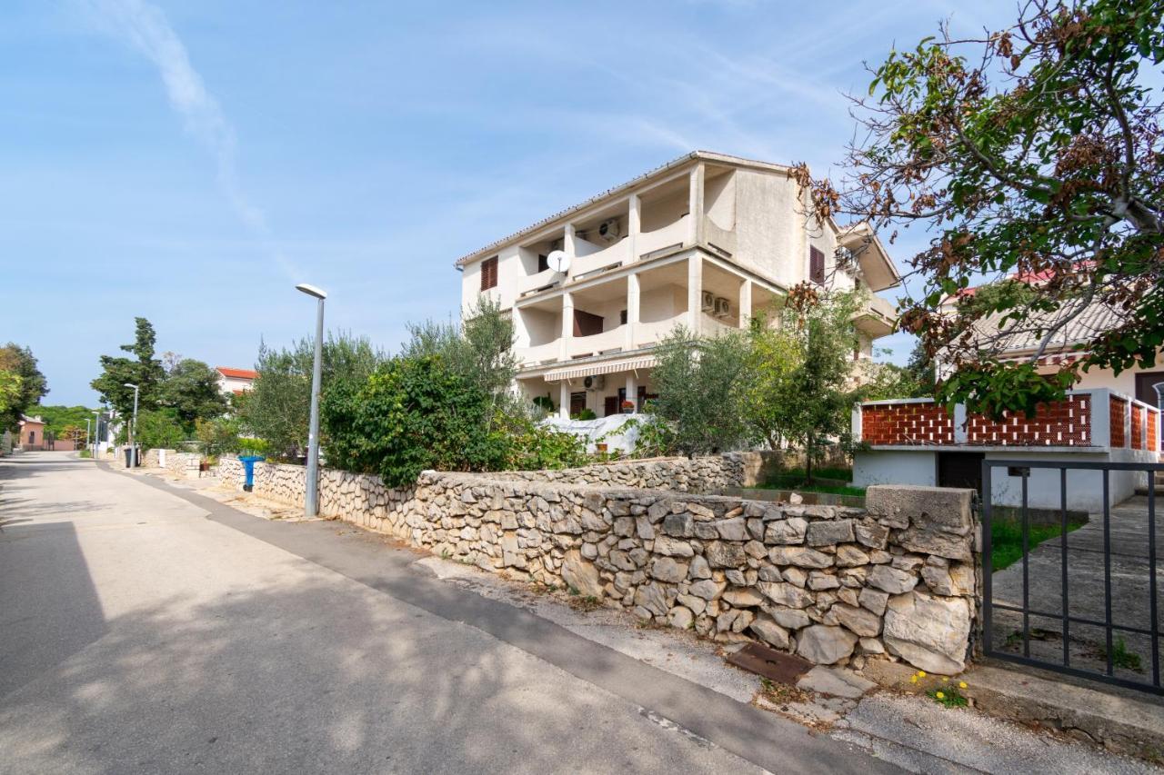 Apartments By The Sea Mandre, Pag - 3084 Kolan Exterior photo