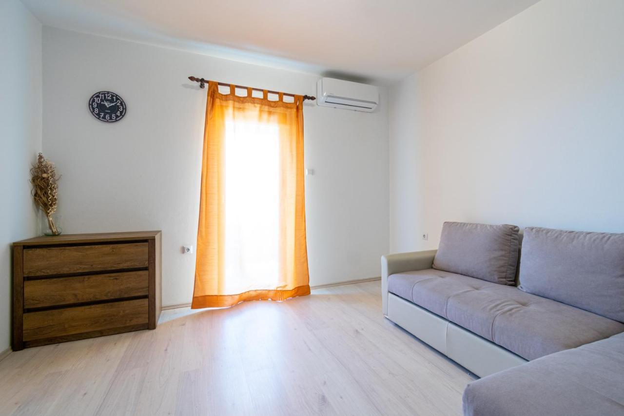 Apartments By The Sea Mandre, Pag - 3084 Kolan Exterior photo