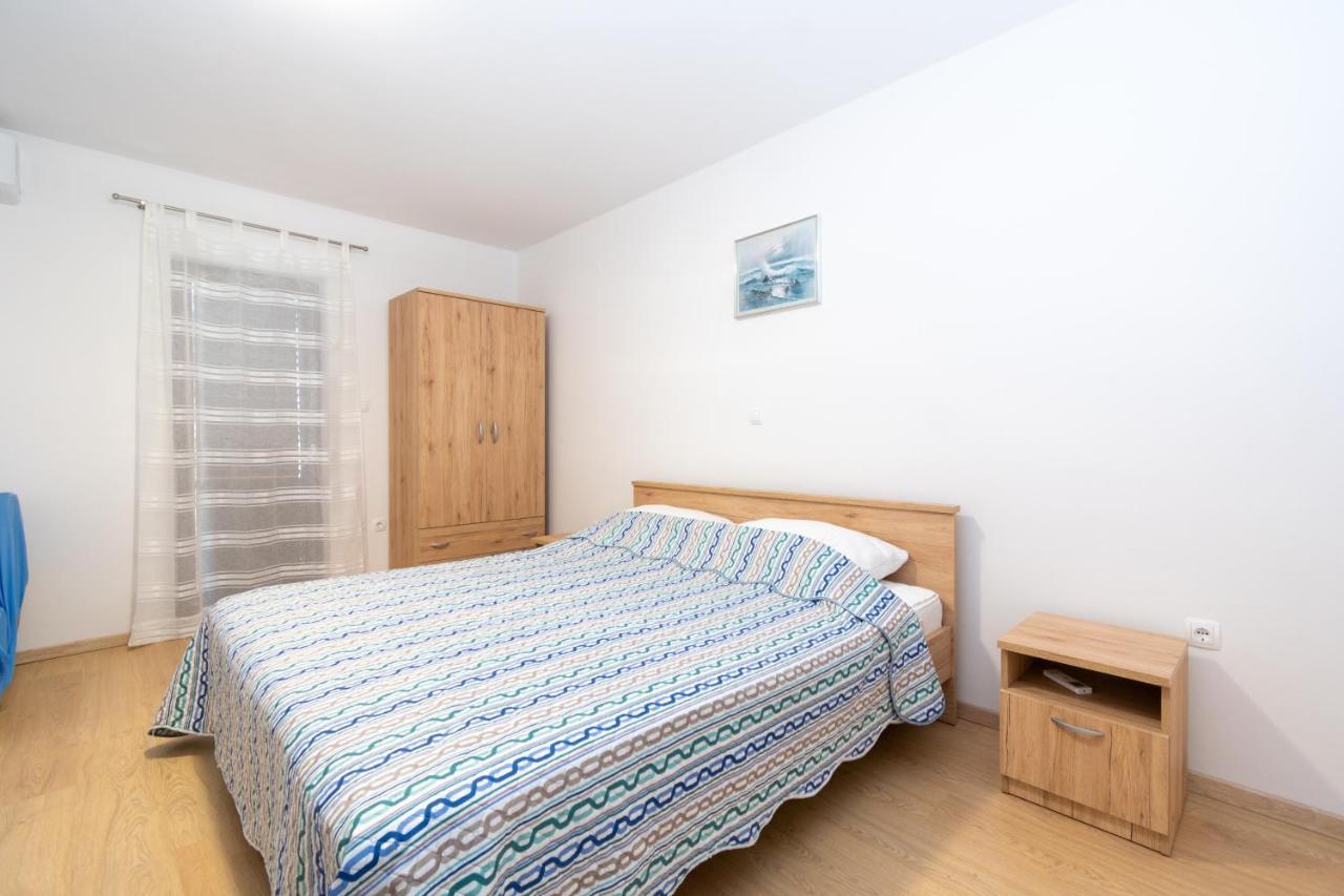 Apartments By The Sea Mandre, Pag - 3084 Kolan Exterior photo