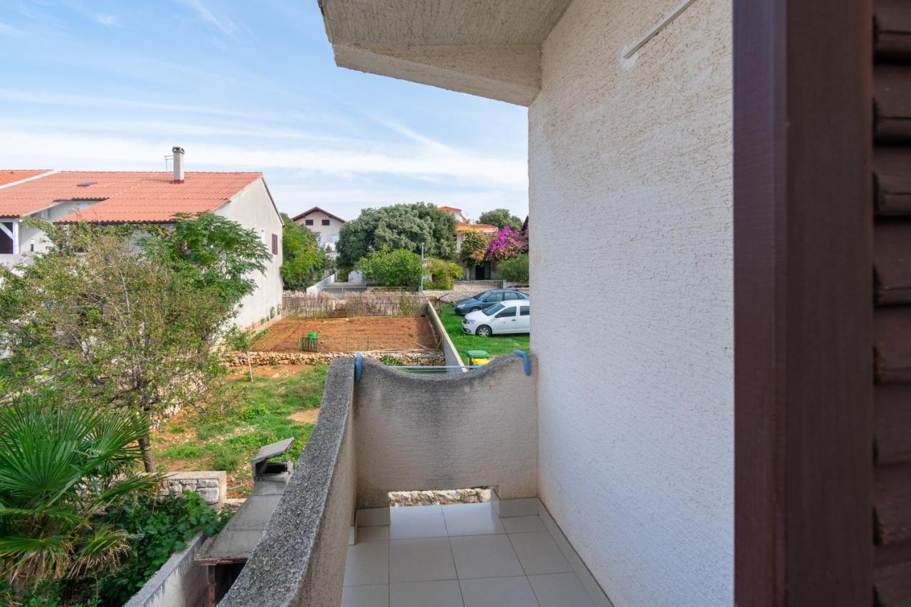 Apartments By The Sea Mandre, Pag - 3084 Kolan Exterior photo