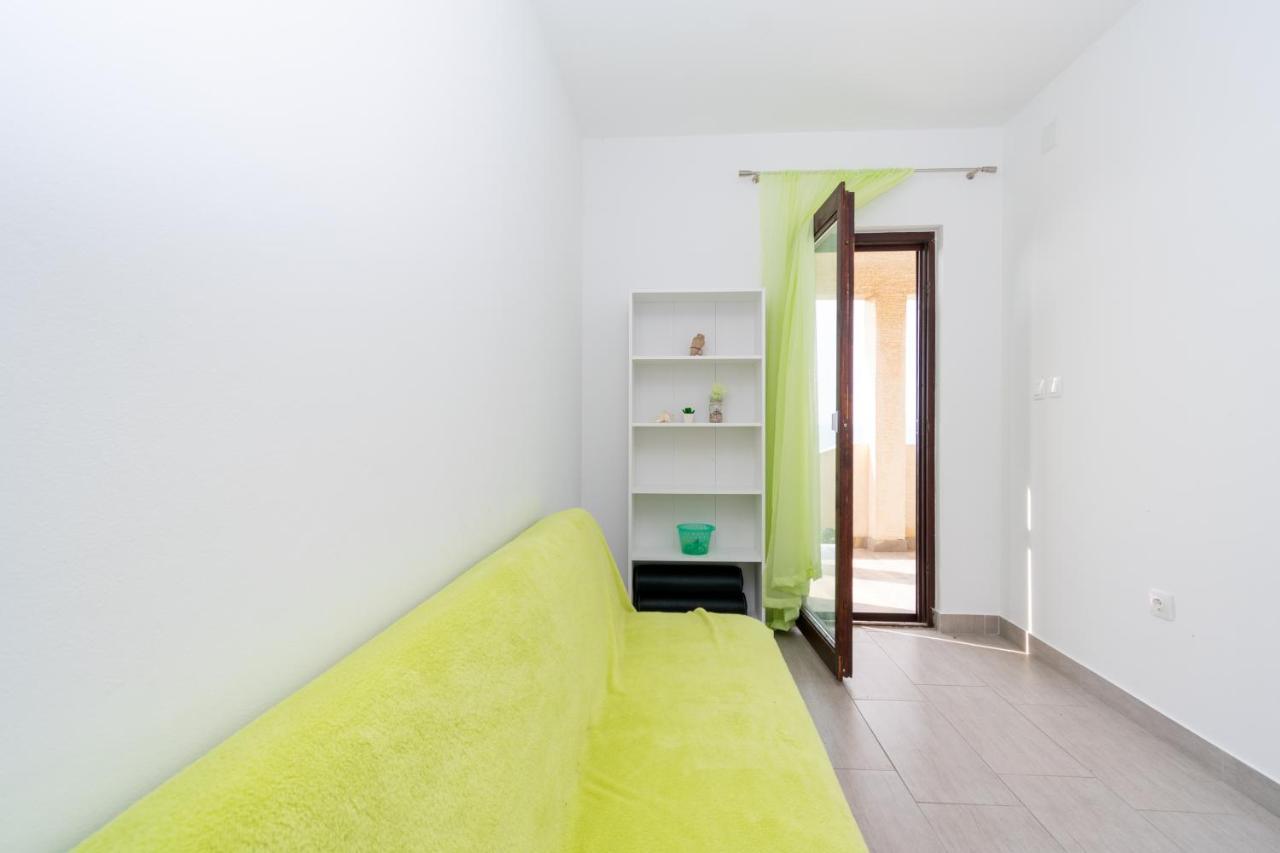 Apartments By The Sea Mandre, Pag - 3084 Kolan Exterior photo