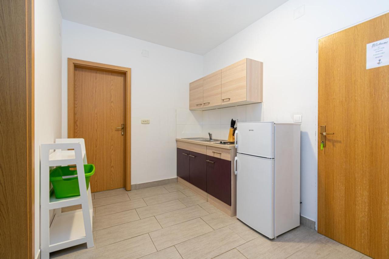 Apartments By The Sea Mandre, Pag - 3084 Kolan Exterior photo