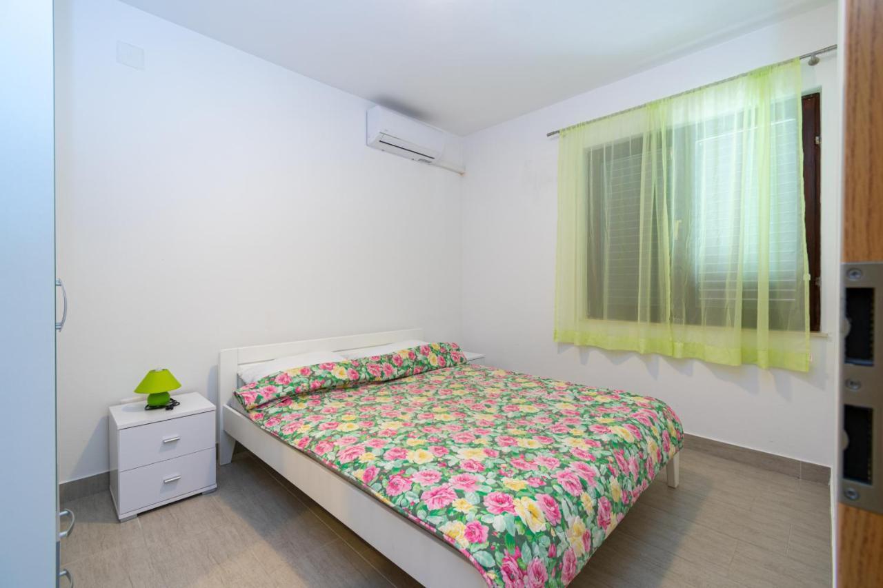 Apartments By The Sea Mandre, Pag - 3084 Kolan Exterior photo
